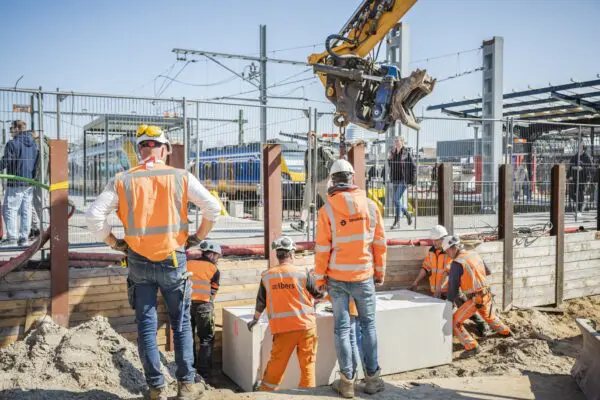 Mensen aan het werk op hoofdstation Groningen
