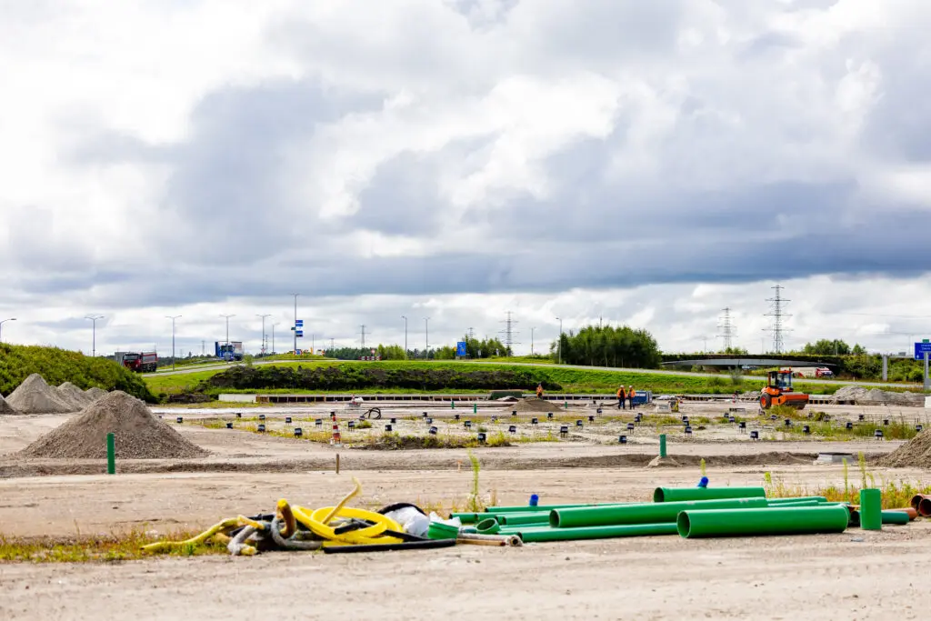 Samen met WellGear Group bouwt Strukton Wegen & Beton in Assen de infrastructuur voor een nieuw toekomstbestendig bedrijfspand aan de A28.