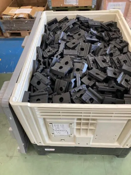 Materialen geladen in een circulair krat van kunststof