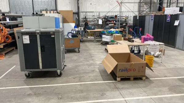 Duurzame rolcontainer voor levering aan magazijnlocaties ten opzichte van wegwerp kartonnen krat en houten pallet