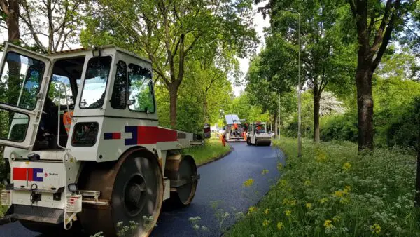 asfaltmachine Strukton aan het werk