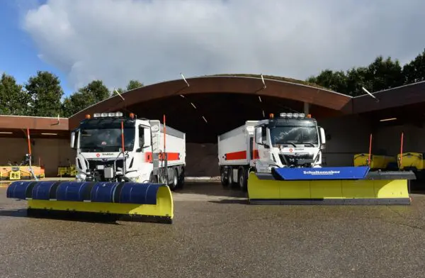 twee Strukton wagens met sneeuwschuiver