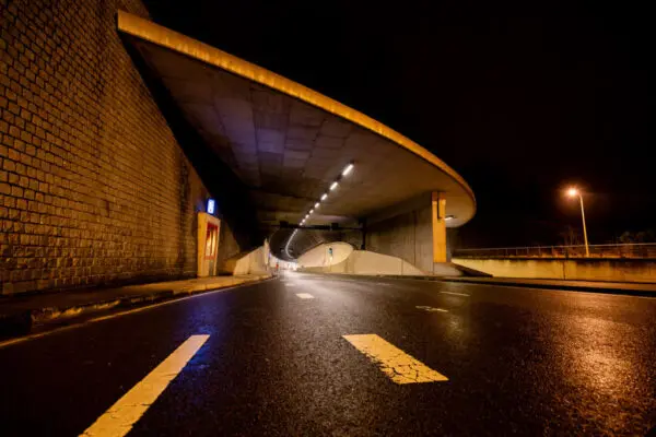 een lege autotunnel in de avond
