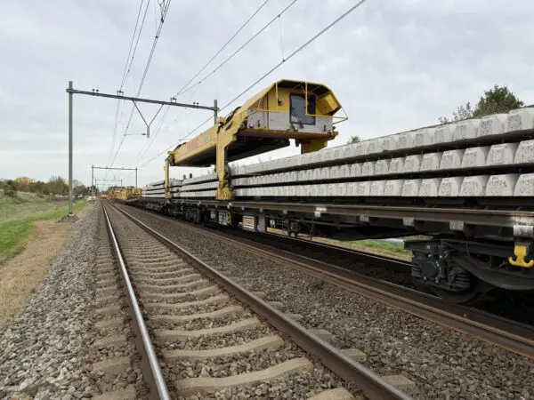 Spoorverniewing Roermond-Sittard grote machine