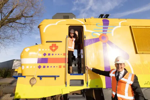 Staatssecretaris opent railterminal Lage Weide en presenteert batterijloc