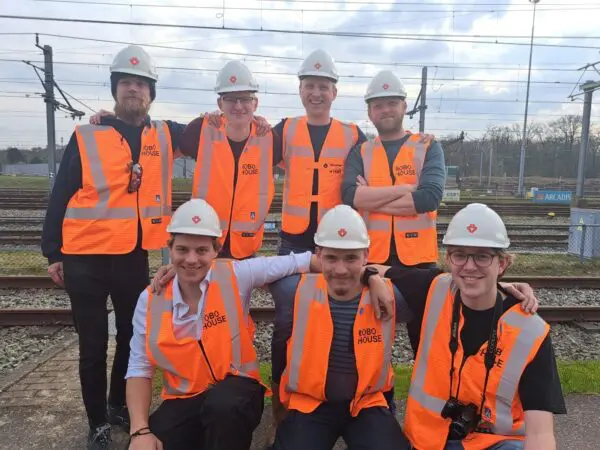 Trotse student-engineers tonen robot voor onderhoud bovenleidingen