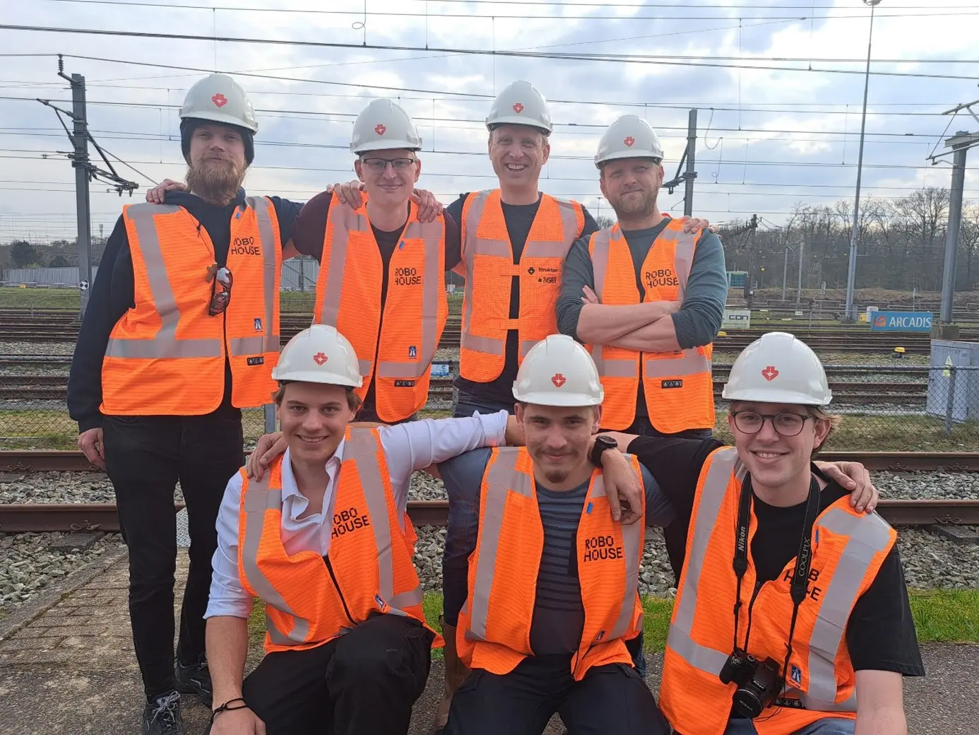 Studenten TU Delft1 Trotse student-engineers tonen robot voor onderhoud bovenleidingen