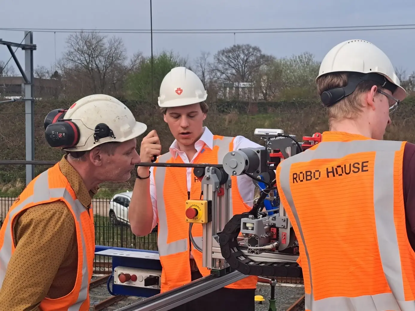 Studenten TU Delft3 Trotse student-engineers tonen robot voor onderhoud bovenleidingen