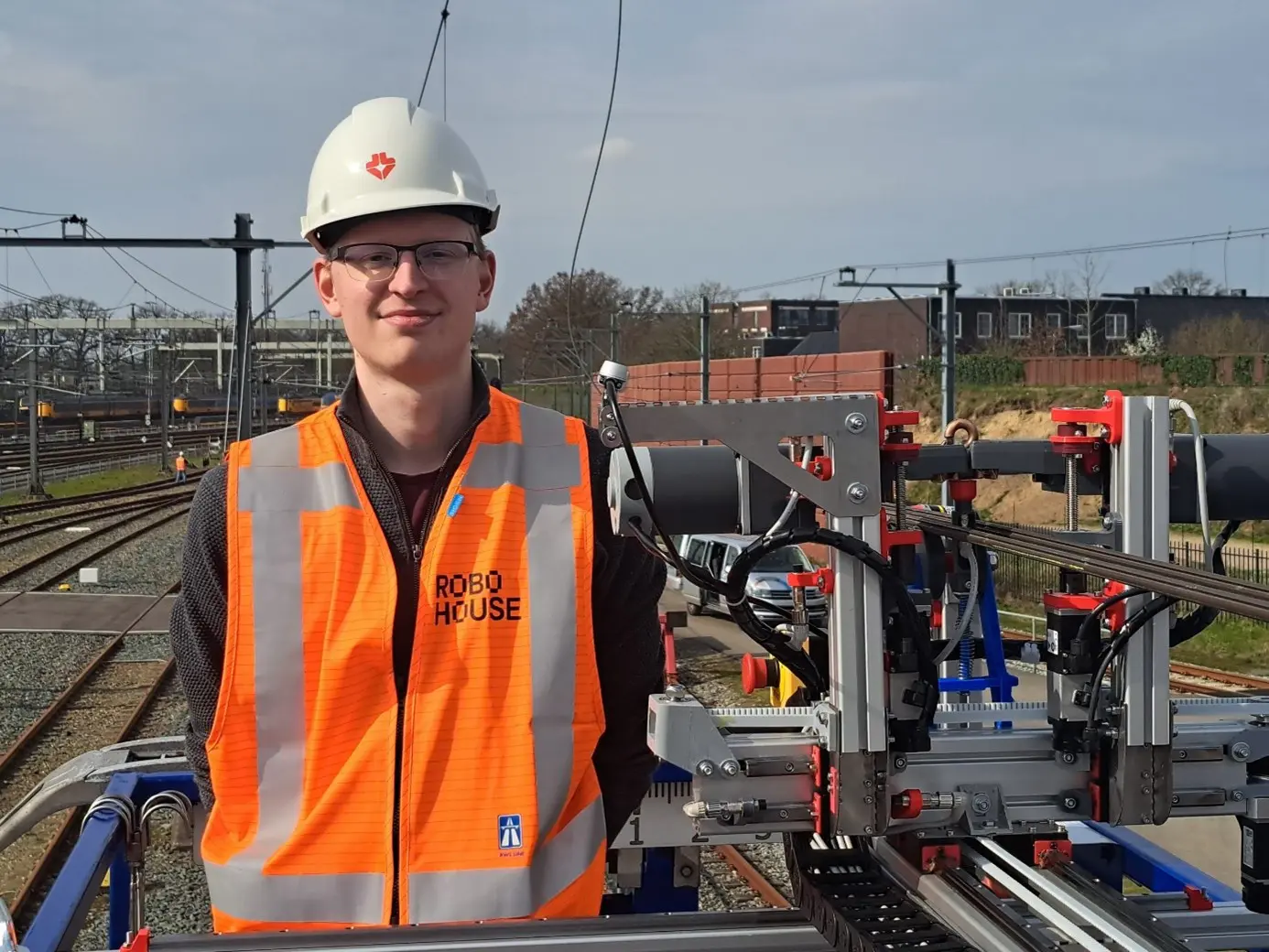 Studenten TU Delft4 Trotse student-engineers tonen robot voor onderhoud bovenleidingen