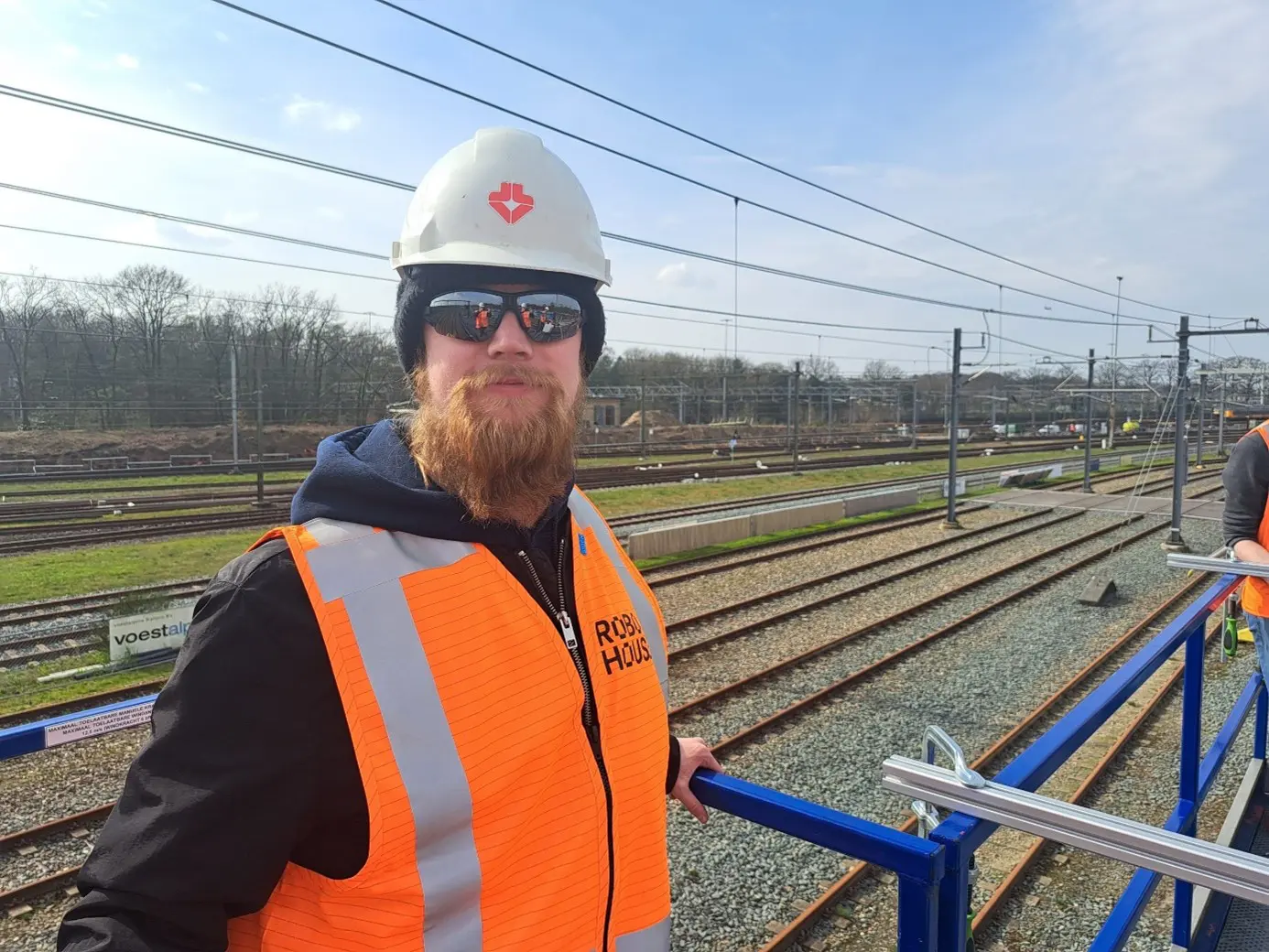 Studenten TU Delft5 Trotse student-engineers tonen robot voor onderhoud bovenleidingen