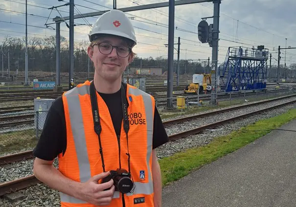Studenten TU Delft6 Trotse student-engineers tonen robot voor onderhoud bovenleidingen