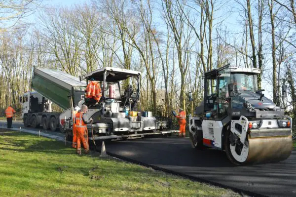 Asfaltwerkzaamheden door Strukton Wegen & Beton op Texel.
