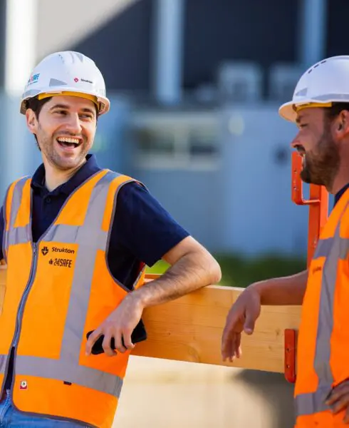 Uitvoerder met collega lachend