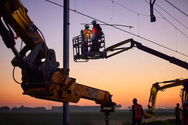 Werken aan bovenleiding bij zonsopgang