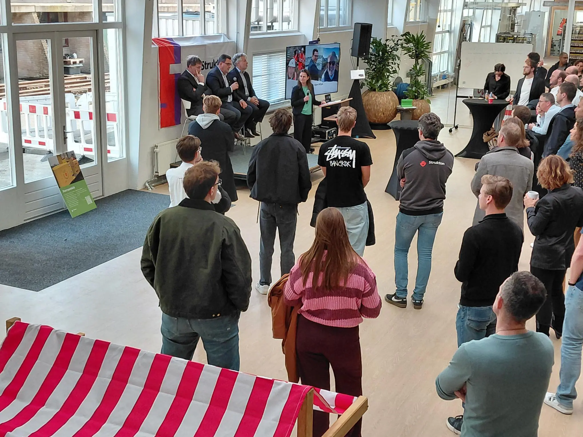 foto binnen Strukton Duurzaam Onderweg Festival lezing