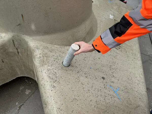 Bovenleidingportalen van circulair beton