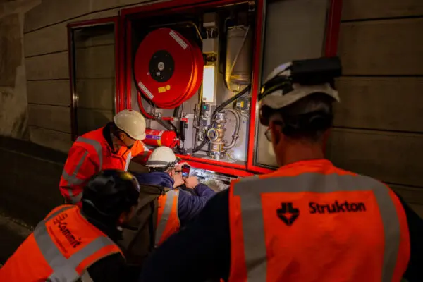 mensen werken aan technisch probleem