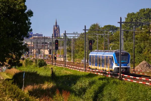 trein rijdt op spoor