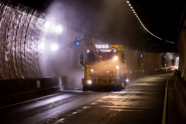 Fraismachine aan het werk in een tunnel