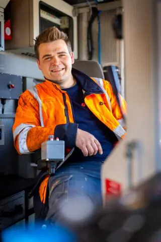 Er zijn niet heel veel mensen die dit werk doen. Dat maakt het wel bijzonder. Ik heb het ‘on the job’ geleerd, door mee te kijken en mee te lopen met collega’s. Mijn achtergrond in de metaal is daarbij een voordeel, bijvoorbeeld als er een storing is.