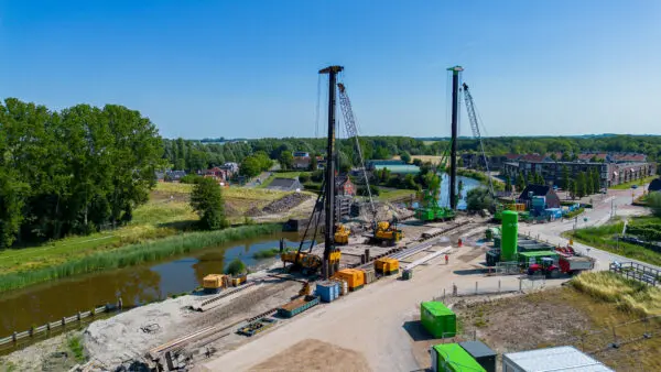 aan het werk bij een sluis