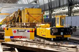 Materieel van Strukton, waaronder een elektrische trekkracht en de bovenloopkraan op de achtergrond.