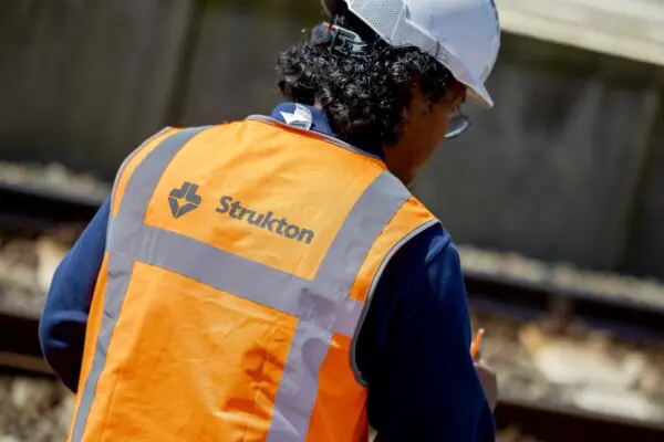 werknemer op het spoor, en draagt een sturktonhesje