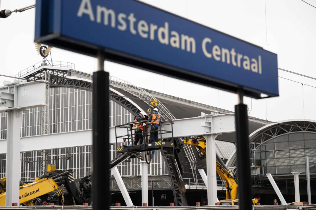 hoogwerkers aan de slag bij Amsterdam Centraal
