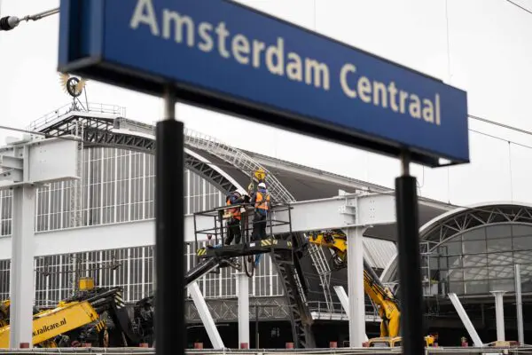 hoogwerkers aan de slag bij Amsterdam Centraal