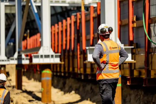 bouwplaats met werknemers die kijken