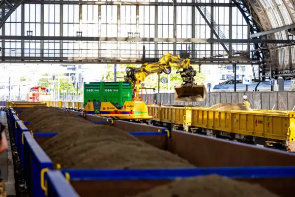 uitgaven op het spoor bij amsterdam centraal