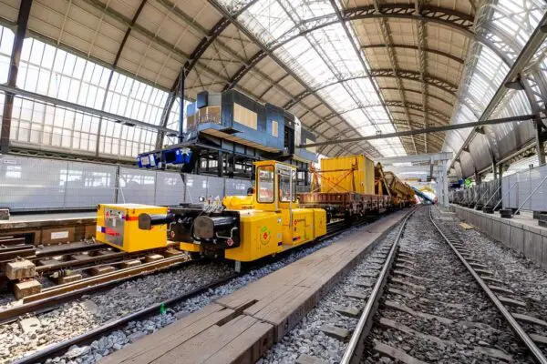 spoormachine op het spoor - amsterdam centraal