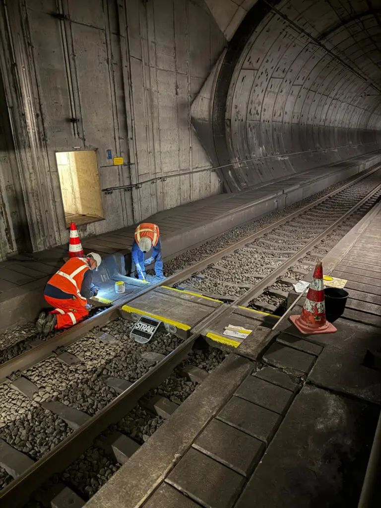 schoonmaak in een spoortunnel in veiligheidskleding