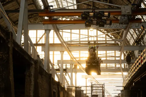 Bovenloopkraan laadt en lost binnen station Amsterdam Centraal