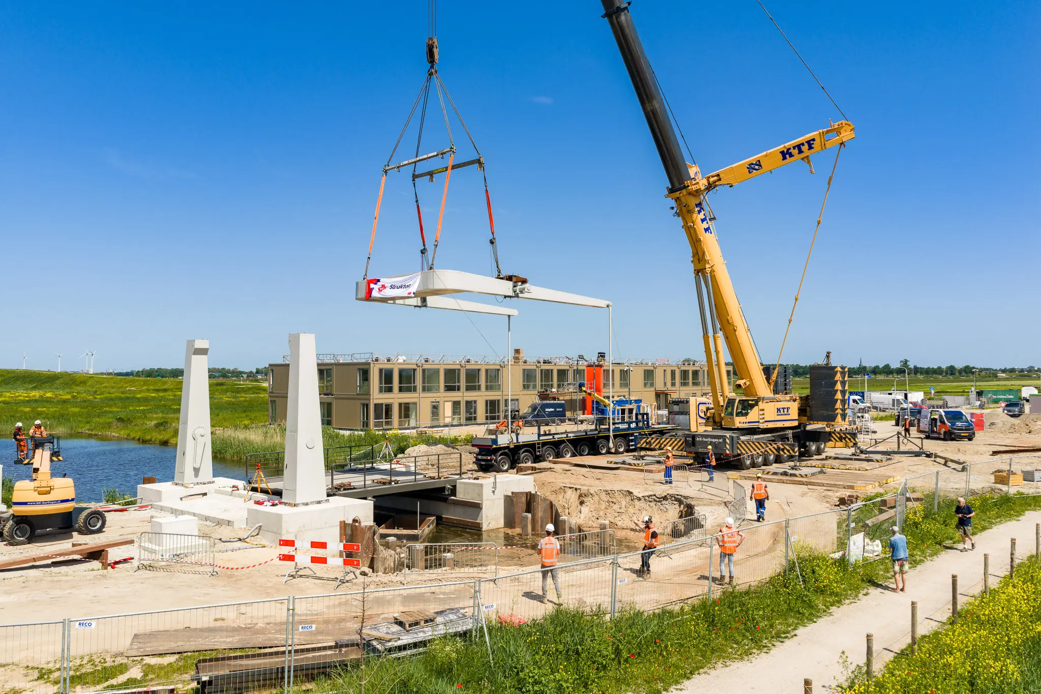 plaatsing burgonderdeel verkeersbrug Reeve