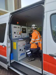 Johan Steenbergen achter het bedieningspaneel van de meetwagen.
