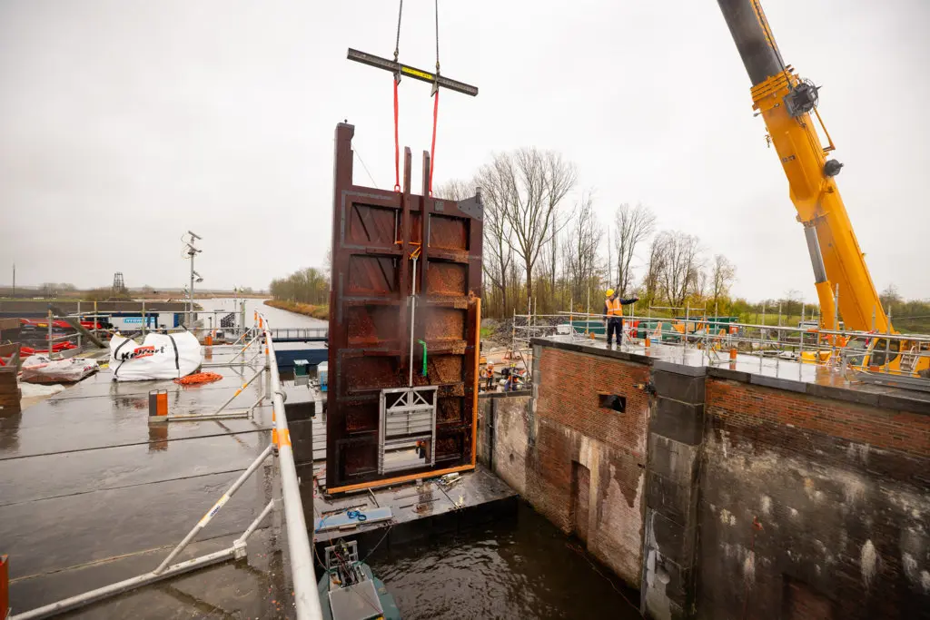 terugplaatsen historische sluisdeuren