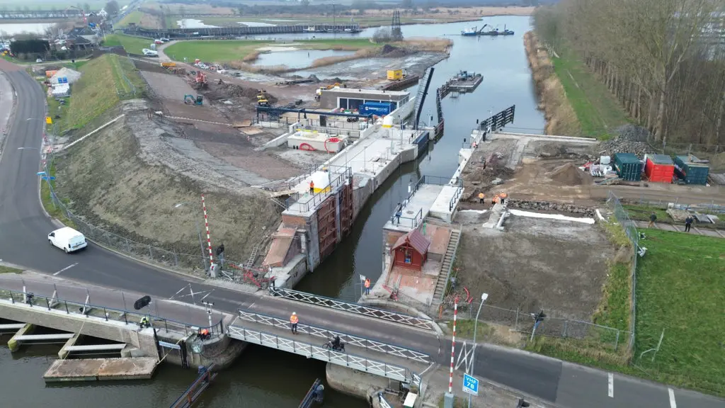 dronebeeld schuin genomen sluis