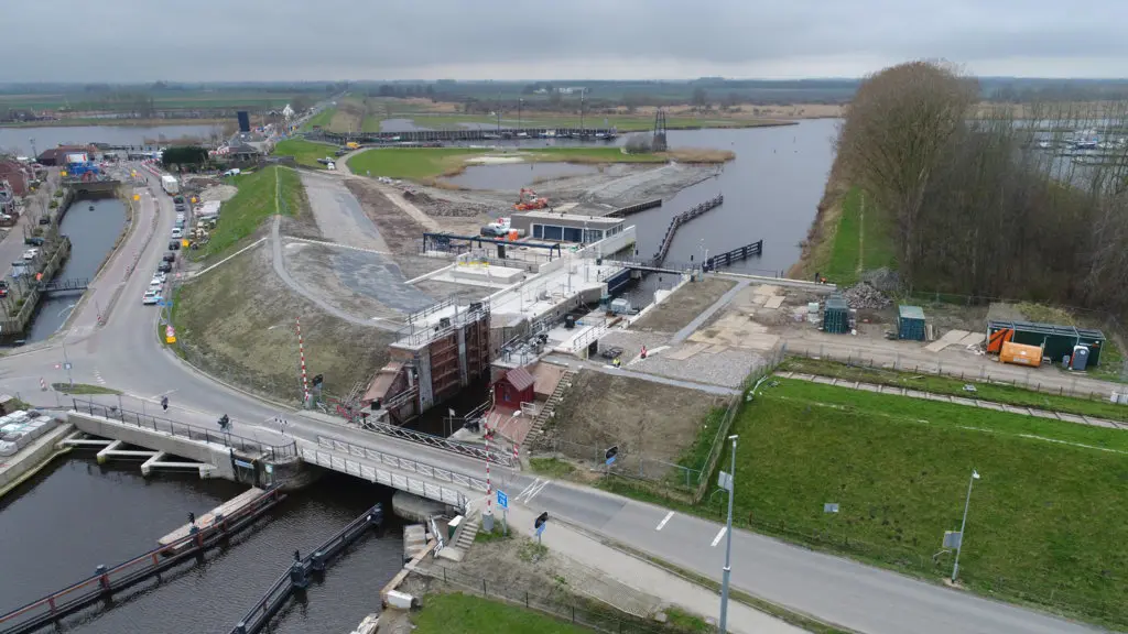 Sluis en weg in beeld