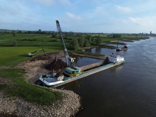 Scheepvaartschip in beeld bij het opruimen van grond